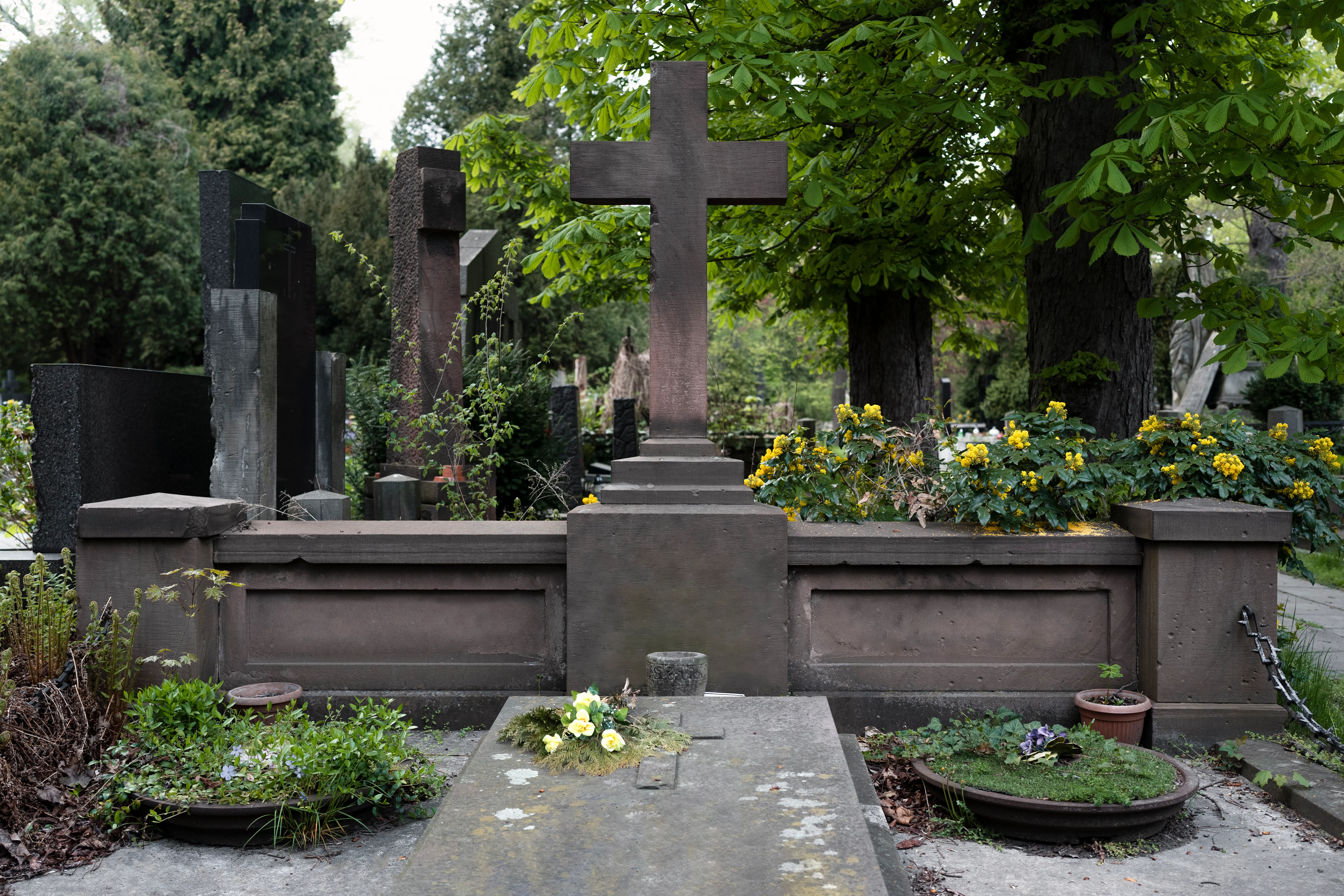 Cimetière fleuri en Occitanie - Lieu d'origine du concept EternalCare
